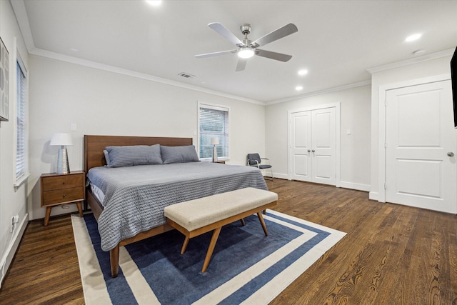 10707 Moonlight Dr, Houston, TX 77096 - bedroom with dark wood-style flooring, recessed lighting, crown molding, and a ceiling fan