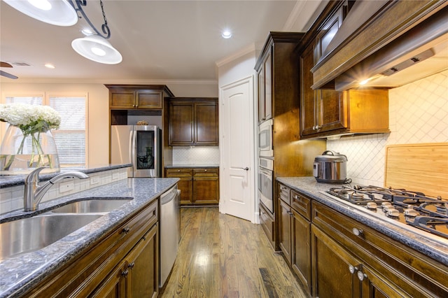 5531 Pine St Unit H, Houston, TX 77081 - kitchen with stainless steel appliances, premium range hood, ornamental molding, tasteful backsplash, and dark wood-style floors