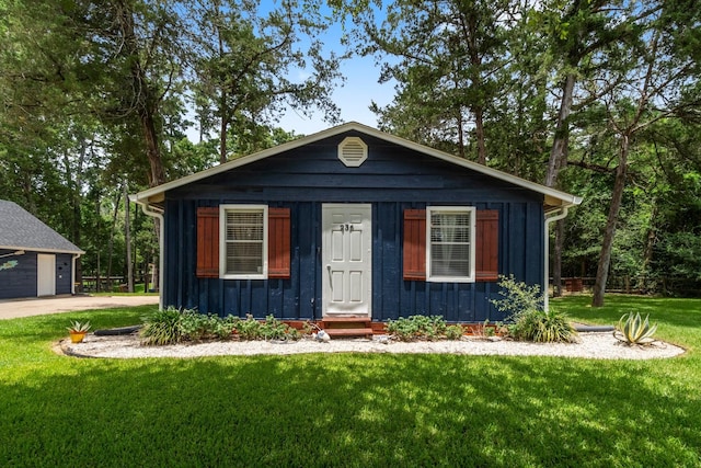 236 Fern, Livingston, TX 77351 - view of front facade featuring board and batten siding and a front yard