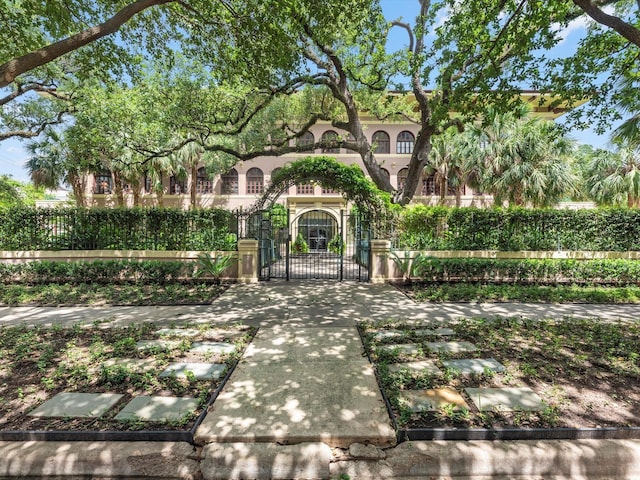 2700 Albany St Unit 3A, Houston, TX 77006 - mediterranean / spanish home with a gate, a fenced front yard, and stucco siding