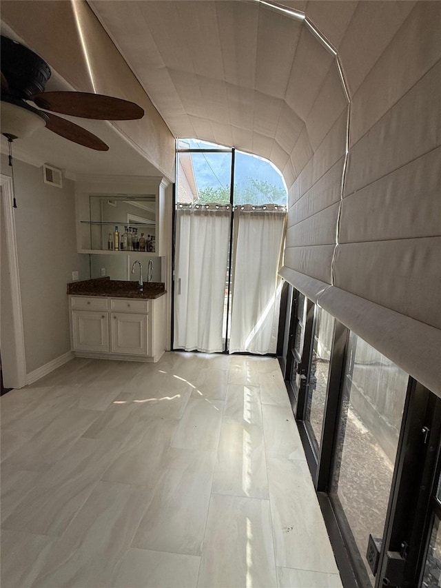 2330 Lakewood Yacht Club Dr Unit 7, Seabrook, TX 77586 - unfurnished dining area with ceiling fan and wet bar