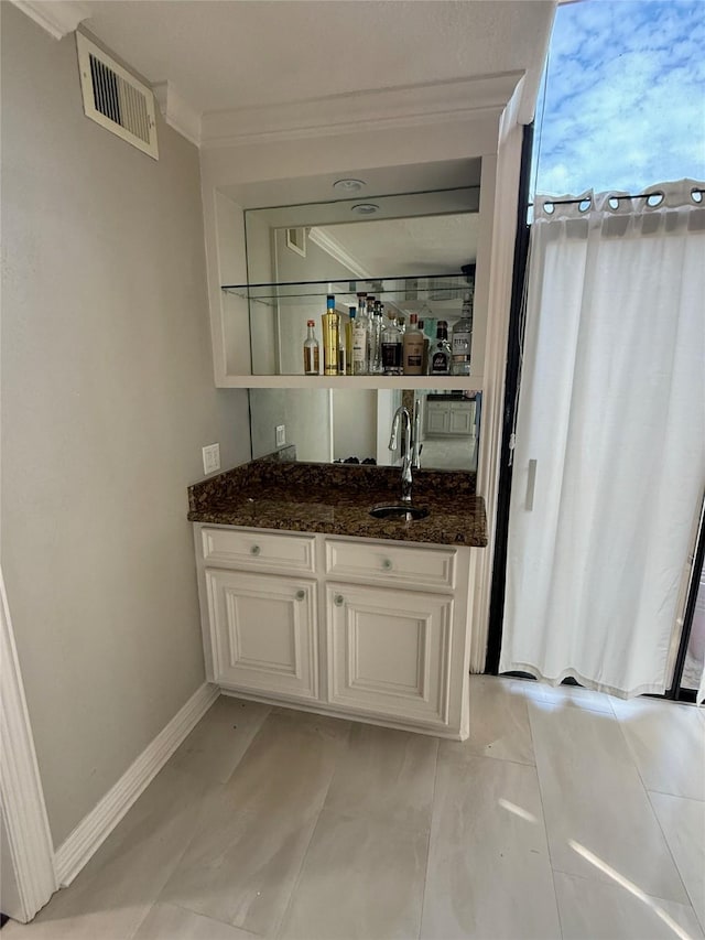 2330 Lakewood Yacht Club Dr Unit 7, Seabrook, TX 77586 - indoor wet bar with crown molding and baseboards