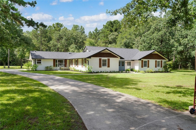 33933 Deer Creek Way, Stagecoach, TX 77355 - ranch-style home with a front yard and roof with shingles