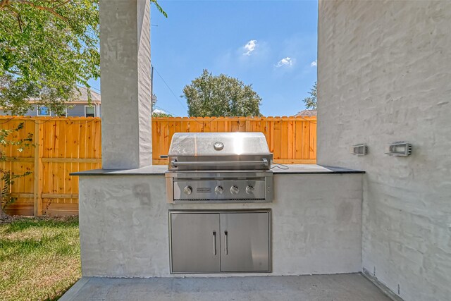 1506 W 43rd St, Houston, TX 77018 - view of patio / terrace with an outdoor kitchen
