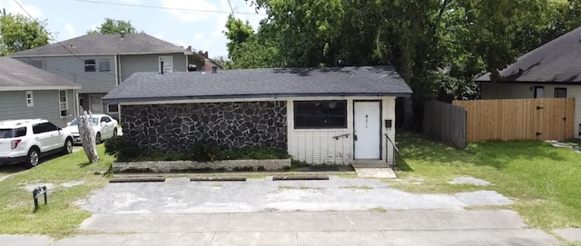 810 Thomas Ave, Pasadena, TX 77506 - view of front facade with entry steps and uncovered parking