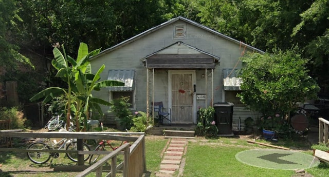 3560 Seabrook St, Houston, TX 77021 - bungalow-style house with a putting area and a front lawn