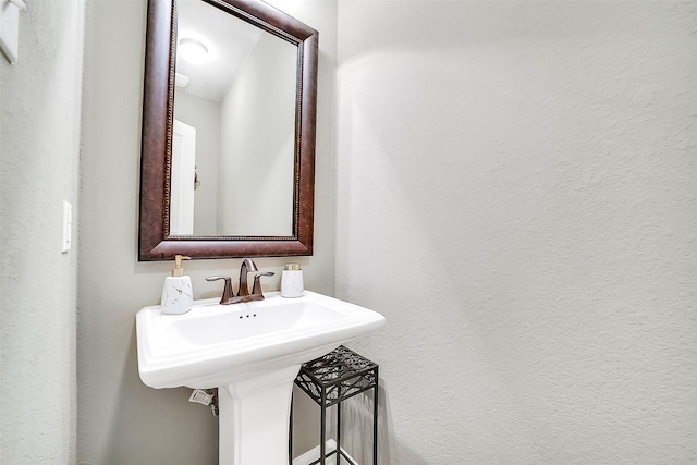 6222 Deer Run Xing, Katy, TX 77493 - bathroom featuring a textured wall