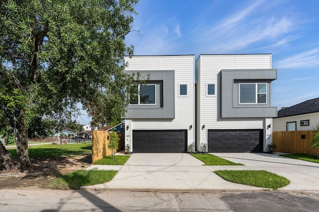507 Middle St, Houston, TX 77003 - contemporary house featuring a garage and driveway