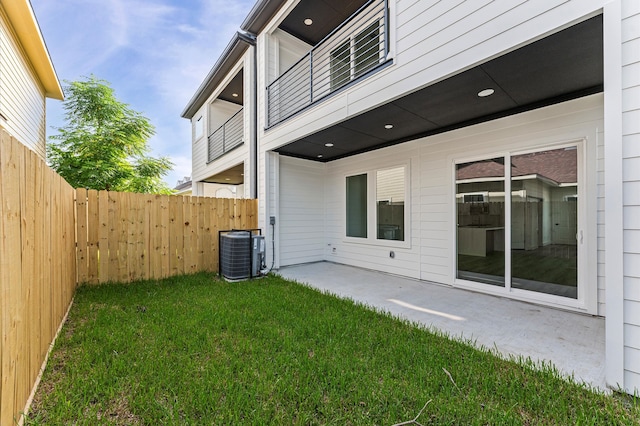 507 Middle St, Houston, TX 77003 - view of yard with a patio
