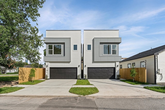 507 Middle St, Houston, TX 77003 - contemporary house with a garage and driveway
