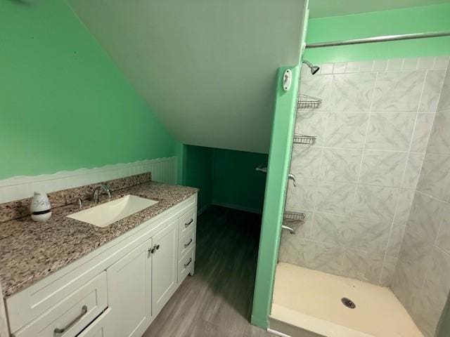 804 Tovrea Rd, Alvin, TX 77511 - full bath featuring tiled shower, vanity, wood finished floors, and lofted ceiling