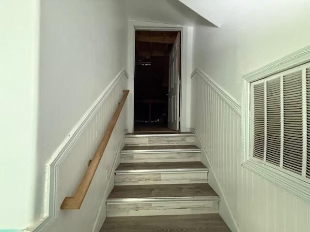 804 Tovrea Rd, Alvin, TX 77511 - stairs featuring wood finished floors, a wainscoted wall, and a decorative wall