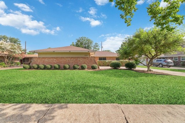 6234 Shadow Crest St, Houston, TX 77074 - ranch-style home featuring a front yard and brick siding