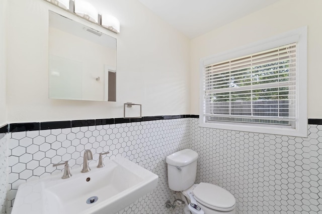6234 Shadow Crest St, Houston, TX 77074 - bathroom with a wainscoted wall and tile walls