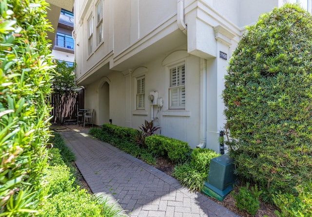 1908 Greenwich Place Dr, Houston, TX 77019 - property entrance featuring stucco siding