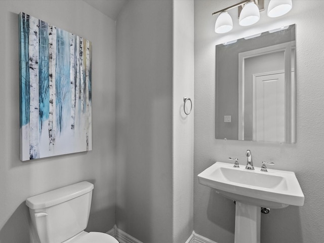 3723 Kerr Commons Ln, Houston, TX 77059 - bathroom featuring toilet and baseboards
