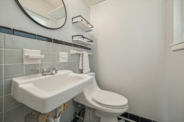 4606 Nina Lee Ln, Houston, TX 77092 - half bathroom featuring toilet and tile walls