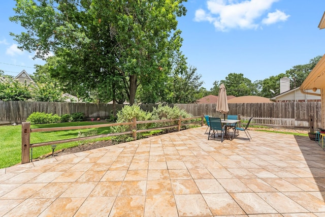 115 Heather Ln, Conroe, TX 77385 - fenced backyard featuring a patio area and outdoor dining space