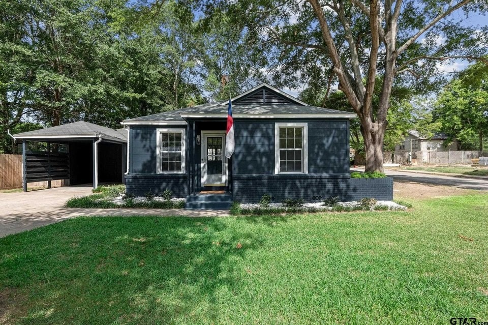 500 N 7th St, Crockett, TX 75835 - bungalow-style home with a carport and driveway