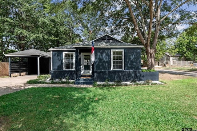 500 N 7th St, Crockett, TX 75835 - bungalow-style home with a carport and driveway