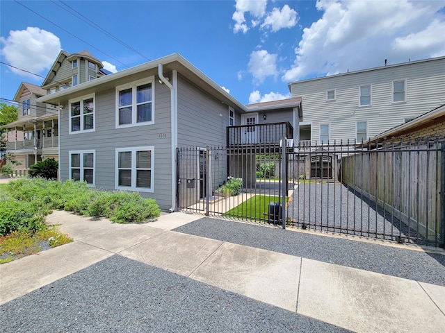 2608 Arlington St, Houston, TX 77008 - back of property featuring a gate and a fenced front yard