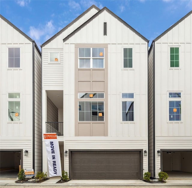 3911C Tulane St, Houston, TX 77018 - view of front facade with board and batten siding and an attached garage