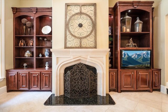 3610 Pembrooke Dr, Richmond, TX 77406 - living area featuring light tile patterned floors, a premium fireplace, and built in features