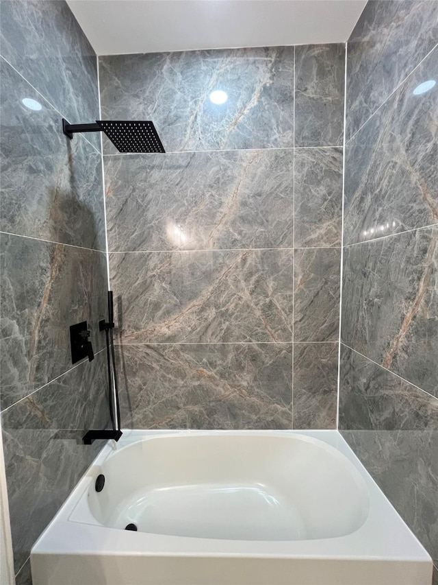 11841 12th St, Santa Fe, TX 77510 - bathroom with tile walls