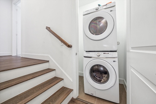 8764 Park Kolbe Ln, Houston, TX 77080 - washroom featuring stacked washer / drying machine