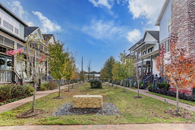 8764 Park Kolbe Ln, Houston, TX 77080 - surrounding community featuring a yard