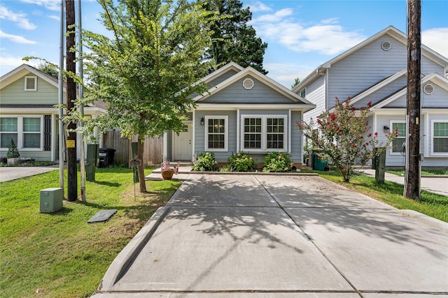 16887 Balmoral St, Montgomery, TX 77316 - shotgun-style home featuring a front yard