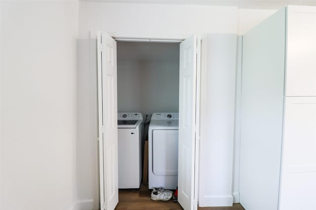 2120 Yates St, Houston, TX 77020 - laundry area featuring washer and dryer and dark wood finished floors