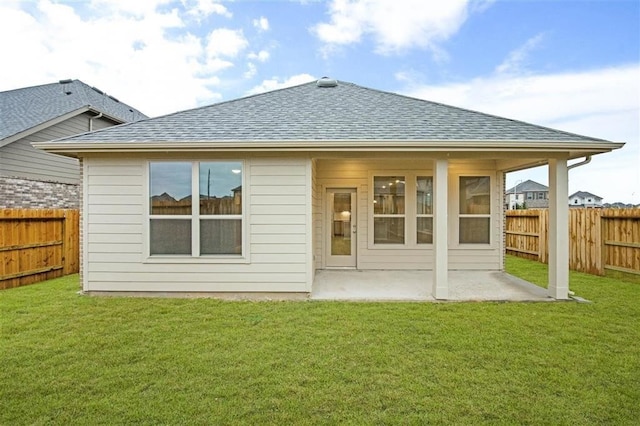 828 Laguna Green Ln, Katy, TX 77493 - rear view of house featuring roof with shingles, a fenced backyard, and a patio area