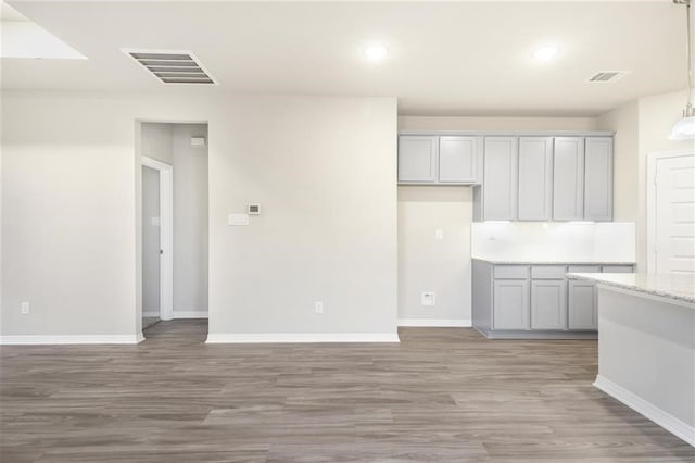 828 Laguna Green Ln, Katy, TX 77493 - kitchen featuring light wood-type flooring, hanging light fixtures, recessed lighting, and gray cabinetry