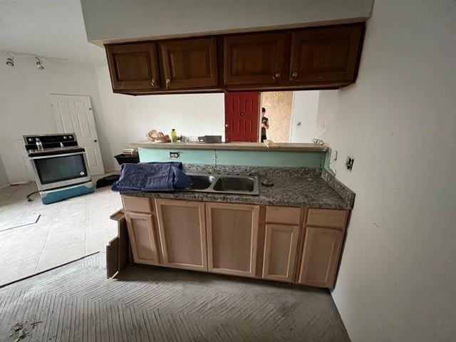 10855 Meadowglen Ln Unit 904, Houston, TX 77042 - kitchen with electric stove and light tile patterned floors