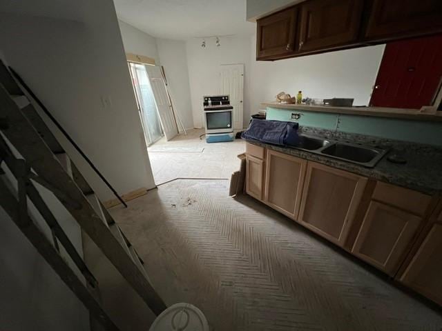 10855 Meadowglen Ln Unit 904, Houston, TX 77042 - kitchen with range and a sink