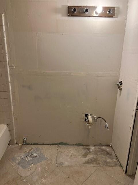 10855 Meadowglen Ln Unit 904, Houston, TX 77042 - full bathroom featuring a bath