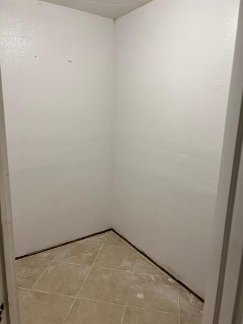 10855 Meadowglen Ln Unit 904, Houston, TX 77042 - unfurnished room with light tile patterned floors