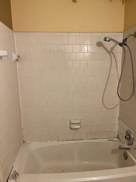 10855 Meadowglen Ln Unit 904, Houston, TX 77042 - bathroom with  shower combination