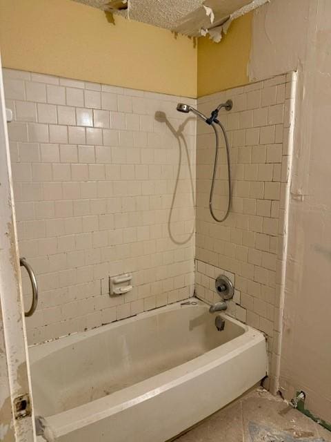 10855 Meadowglen Ln Unit 904, Houston, TX 77042 - full bath with bathing tub / shower combination