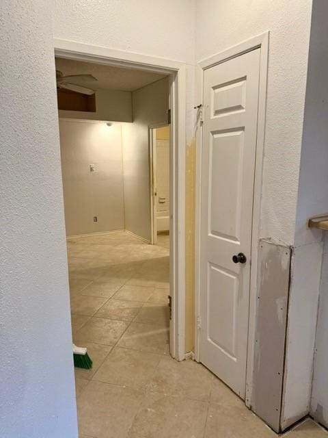 10855 Meadowglen Ln Unit 904, Houston, TX 77042 - hallway featuring light tile patterned floors and a textured wall