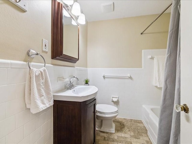 9327 Willowview Ln, Houston, TX 77080 - bathroom with tile walls, vanity, a wainscoted wall, and shower / tub combo