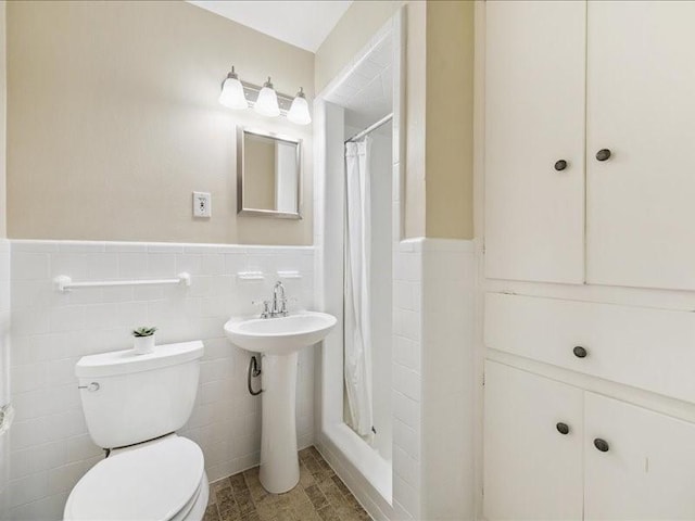 9327 Willowview Ln, Houston, TX 77080 - bathroom with tile walls, wainscoting, and a shower with shower curtain