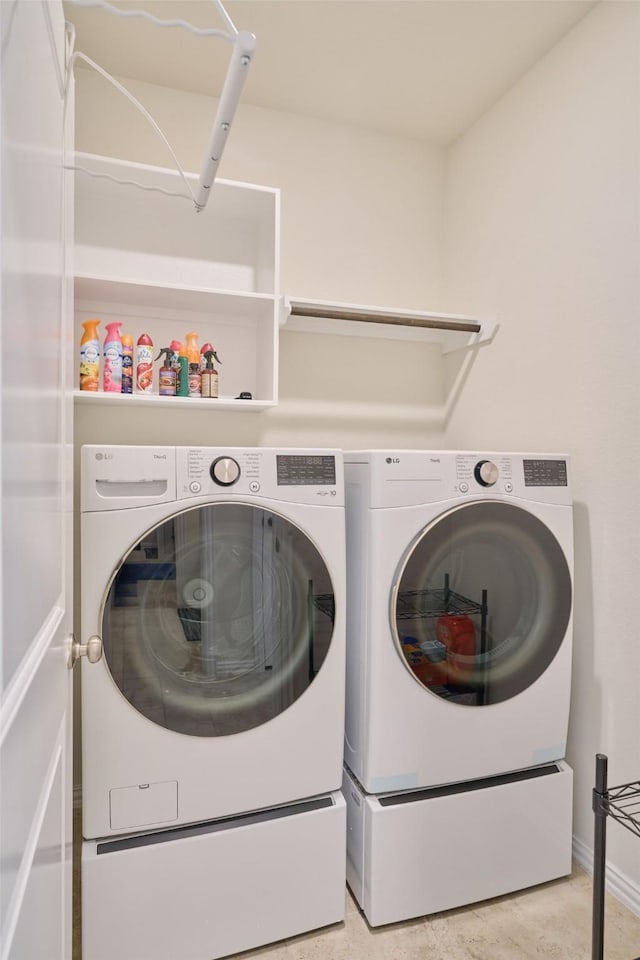 18811 Palmetto Hills Dr, New Caney, TX 77357 - washroom featuring washing machine and clothes dryer and baseboards