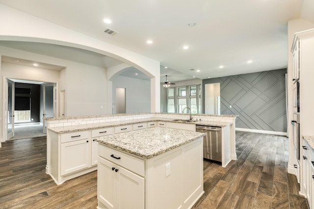 10318 Granite Ct, Iowa Colony, TX 77583 - kitchen with appliances with stainless steel finishes, a kitchen island, a ceiling fan, dark wood-style floors, and recessed lighting