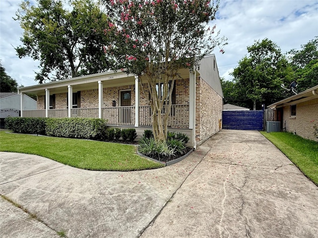 11418 Braewick Dr, Houston, TX 77035 - view of front of property with brick siding, a porch, and a gate