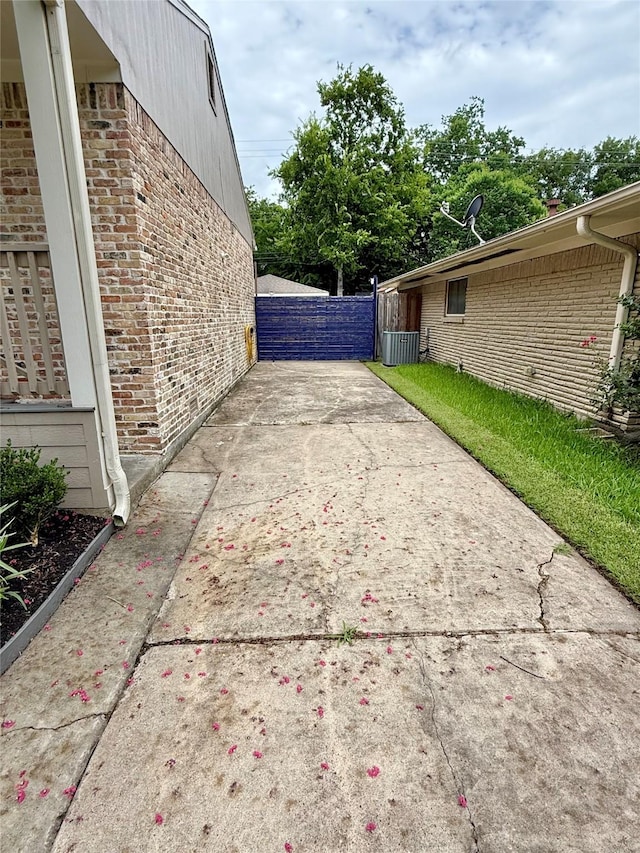 11418 Braewick Dr, Houston, TX 77035 - view of patio / terrace featuring concrete driveway