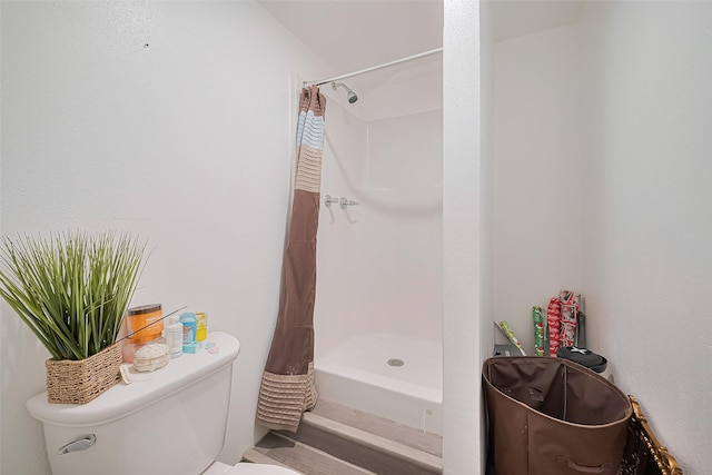 6741 Goforth St, Houston, TX 77021 - bathroom with a shower with shower curtain