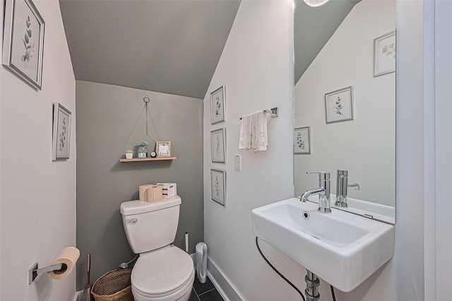 209 Blueberry St, Houston, TX 77018 - half bathroom featuring toilet and vaulted ceiling