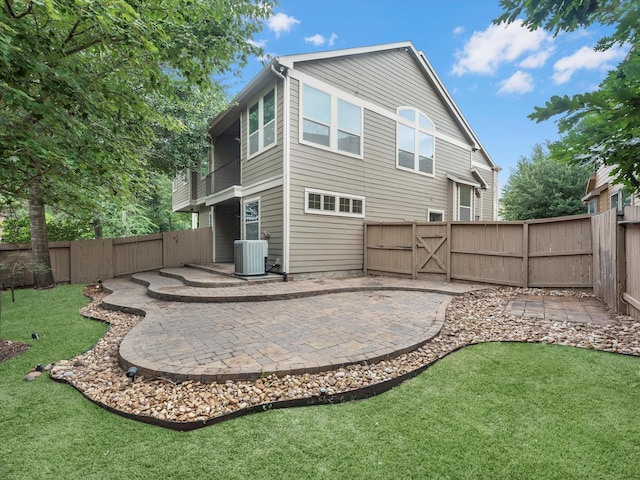 211 Cheswood Forest Pl, Montgomery, TX 77316 - rear view of property with a gate, a patio area, and a fenced backyard